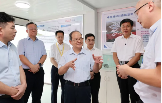 Vigorous Development•Promising Prospects Lu Xinshe, party secretary of Guangxi Zhuang Autonomous Region, has investigated the southern industrial base of CNGR